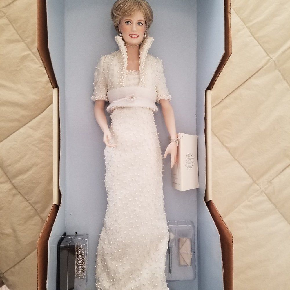 Diana, Princess of Wales Porcelain Portrait Doll 1998 COA, TIARA, Collectors